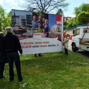 Das Großflächenplakat wird enthüllt.