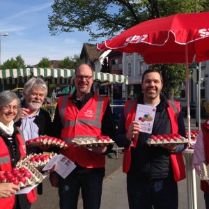 Ostereier-Verteilung auf dem Heißener Markt.
