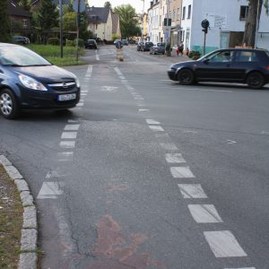 Der Radweg ist stark erneuerungsbedürftig.