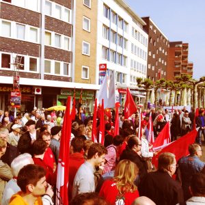 Jusos und SPD-Vertreter auf dem Kurt-Schumacher-Platz.
