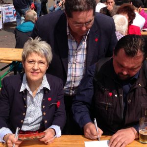 Dagmar Mühlenfeld und Wolfgang Lorenz begrüßen am »Tag der Arbeit« ein Neumitglied.