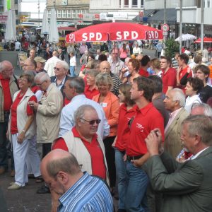 Viel Rot auf dem Kurt-Schumacher-Platz. Die Besucher waren von den Reden zum Wahlkampfauftakt begeistert